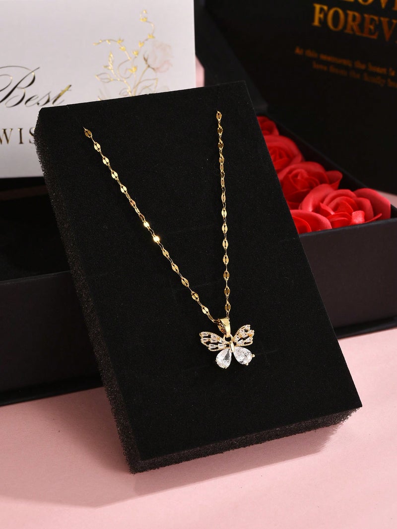 علبة هدايا يوم الحب مع ورد أحمر وعقد – هدايا رومانسية فاخرة للنساء - Image 3